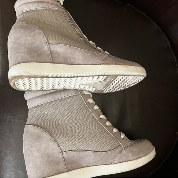 The cool girl sneaker shoe. - Picture 5 of 5